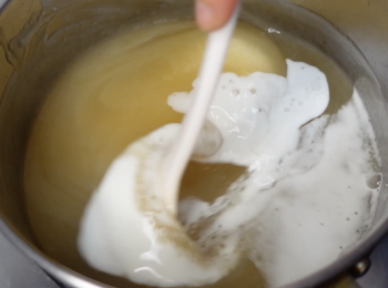 step5: 轉小火把單柄鍋內的糖水煲滾，然後倒入小量馬蹄粉漿(約1/5份)，邊加邊攪拌，煮成透明芡漿 。