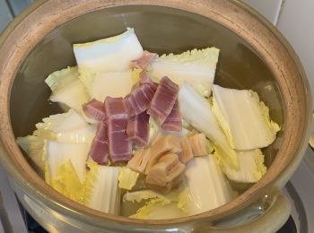 step3: 娃娃菜切大塊，分開硬梗和嫩葉，洗淨； 先將娃娃菜梗部、金華火腿
、瑤柱和瑤柱水放入砂鍋，加雞湯和水，蓋蓋小火煮30-45分鐘，熬湯底