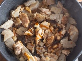 step3: 再來加入蒟蒻與所有醬料翻炒收乾。