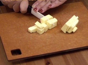 step2: 牛油切成粒狀
Dice butter.