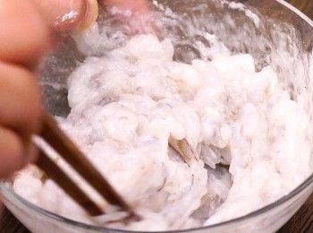 step5: 向一個方面拌勻至起膠，再雪15分鐘
Stir in the same direction until sticky. Freeze for 15 minutes.