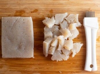 step1: 首先將蒟蒻表面切上花紋後，用手剝成不規則的小塊備用。（Tips 1