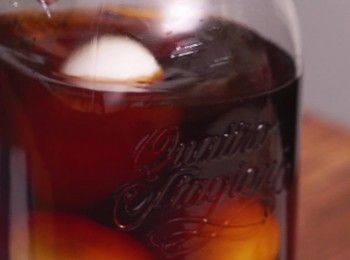 step6: 再放入雞蛋
And eggs.