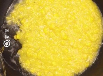 step5: 在鍋中倒入忌廉粟米蓉及水煮滾後， 加入雞粉拌勻
Bring water and sweet corn cream style in a boil. Stir well with chicken powder.