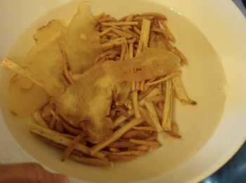 step1: 洗淨沙參、海玉竹、麥冬和太子參，浸泡15-30分鐘，瀝水備用