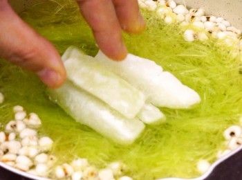 step3: 煲滾1公升水，下所有材料，中火煲15 分鐘
Bring 1L water to a boil. Add all ingredients. Boil for 15 minutes over medium heat.