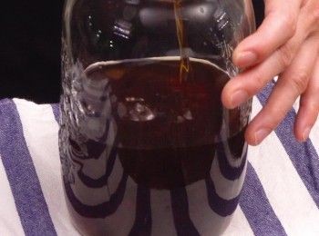 step5: 陳年花雕加入一湯匙魚露
Add fish sauce into Haudiao.