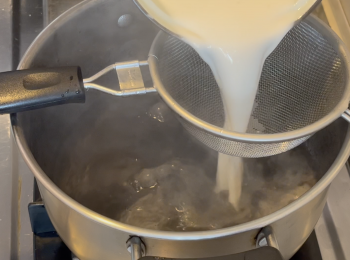 step3: 黑芝麻糊稍微煮沸後，加入過篩的粉漿，立即攪拌糕漿，同時小火加熱，不停攪拌，直到變成半固體狀態即可關火