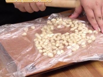 step3: 敲碎花生
Smash peanuts.