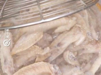 step2: 撈起<a href="https://bit.ly/3zHU5V3" target="_blank" data-keyword="雞翼" class="guide-link"><strong>雞翼</strong></a> <span style="display:inline-block;vertical-align:middle;margin-top:-3px;color:initial;border-radius:3px;padding:2px 3px;font-size:12px;line-height:14px;background:#87d300;color:#fff;">即買</span> 尖，洗淨再泡冰水10分鐘後瀝乾
Rinse chicken wing tips. Soak in ice water for 10 minutes then drain dry.