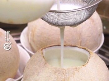 step4: 將椰皇殼放入碗內，再將混合物過篩注入椰皇內
Put each coconut king shell in a bowl. Strain in the mixture.