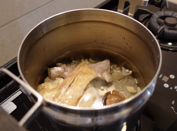 step4: 將所有材料放入真空內鍋，加水，大火煮沸，轉小火煮30分鐘