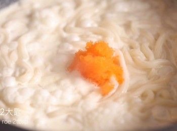 step3: 接著在鍋中加入鮮奶油、蝦卵與步驟一的蝦仁煮熟，並在起鍋前加入少許的鹽巴調味即可。