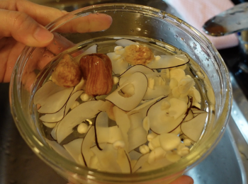 step1: 將海底椰、川貝母、無花果、南北杏和蜜棗洗淨，用水浸泡30分鐘