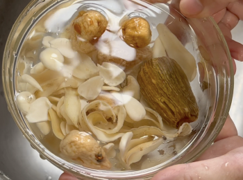 step1: 將乾百合、無花果乾、南北杏和蜜棗洗淨，再浸泡15-30分鐘
瀝水備用；洗淨陳皮，刮囊，保留浸陳皮的水