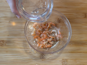 step1: 蝦米用水清洗2次，浸泡15分鐘，保留浸蝦米的水；粉絲先用水泡軟