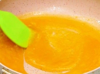 step8: 加入以暖水拌勻的吉士粉，將西檸汁煮至琉璃狀
Mix custard powder with warm water. Add in the sauce and cook until a little thicken.
