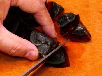step1: 皮蛋去殼切粒
Deshell and dice century egg.