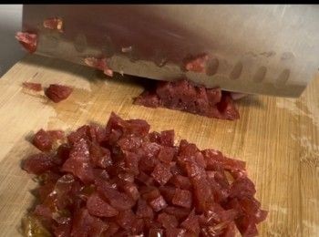 step2: 將蒸熟的臘腸趁熱切粒備用。