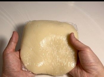 step7: 用保鮮紙包起糯米皮，放入雪櫃降溫。