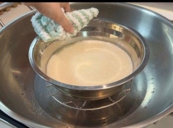 step5: 水滾後，將粉漿用大火隔水蒸30分鐘。