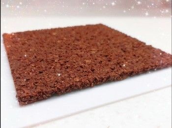 step5: 先在蛋糕模具鋪上牛油紙，再將<span class="group_1">朱古力脆脆</span>倒在已鋪牛油紙的蛋糕模具上，攤平壓實，放進雪櫃冷藏30分鐘至凝結，備用