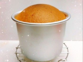 step9: 然後舖上另一片蛋糕片，塗上一層忌廉夾餡再放上士多啤梨粒，然後再塗一層忌廉夾餡