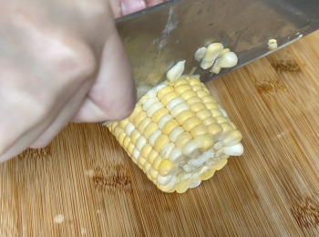 step5: 粟米清洗乾淨，切塊