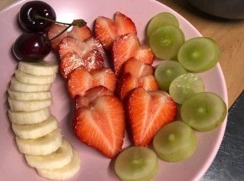 step3: 所有水果洗淨抹乾，除了車厘子外所有水果去蒂、切片，草莓難以切成心型的部份切碎成泥。