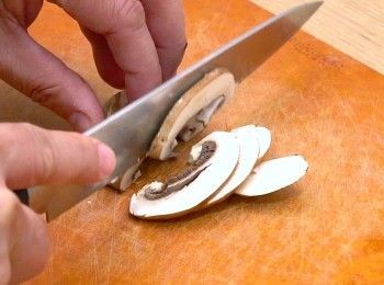 step1: 蘑菇切片，用10克牛油炒至軟身後盛起
Slice mushrooms. stir fry with 10g butter until soft. Dish up