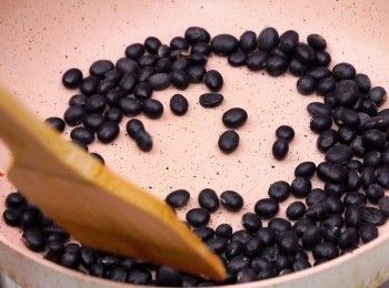 step1: 黑豆白鑊細火炒香，不要炒至爆開
Stir fry black soya beans without oil over low heat until fragrant but not burst.