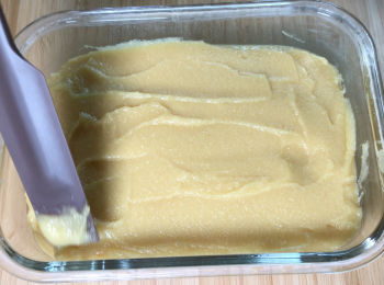 step4: 倒入模具，模具不需抹油，用刮刀抹平表面，表面覆上保鮮膜 ，保鮮膜要緊貼豌豆黃的表面，冷藏4小時