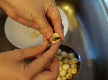 step1: 洗淨蓮子，浸軟，摘去蓮心；桂圓用水洗乾淨備用