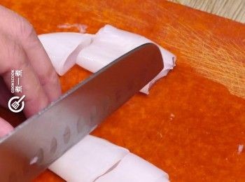 step3: 魷魚切圈
Cut squid into circles.