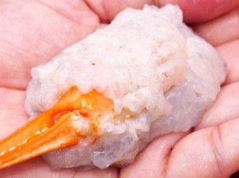 step9: 放進<a href="https://bit.ly/2YzwBVG" target="_blank" data-keyword="蟹鉗" class="guide-link"><strong>蟹鉗</strong></a> <span style="display:inline-block;vertical-align:middle;margin-top:-3px;color:initial;border-radius:3px;padding:2px 3px;font-size:12px;line-height:14px;background:#87d300;color:#fff;">即買</span> ，收口，將蝦膠輕按形球狀
Put the crab claw inside the slit. Shape the shrimp paste like a ball.