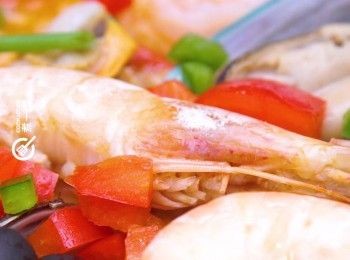 step6: 加上切碎青紅椒粒
Add chopped green and red bell pepper.