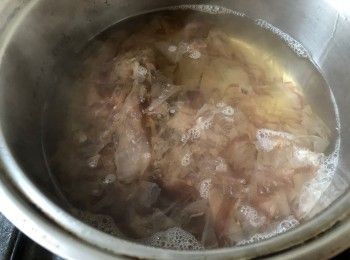 step5: 將水重新煮沸，把木魚花放進水中，蓋上鍋蓋並熄火，悶3-5分鐘至木魚花完全沉澱即可取出過濾。