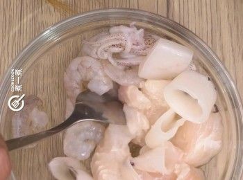 step4: 所有海鮮下鹽及蛋白拌勻，倒去多餘的蛋白
Mix all seafood with salt and egg white. Remove excess egg white.