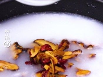 step3: 煲滾粥底，下冬菇絲及紅棗絲，中火煲10分鐘至出味
Boil plain congee. Add shredded mushroom and dates. Boil over medium heat for 10 minues.