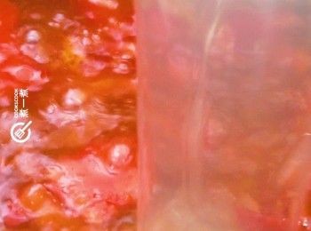 step3: 下番茄粒及海鮮上湯
Add in tomato dice and seafood broth.