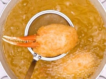 step11: 中火燒熱油，將<a href="https://bit.ly/2YzwBVG" target="_blank" data-keyword="蟹鉗" class="guide-link"><strong>蟹鉗</strong></a> <span style="display:inline-block;vertical-align:middle;margin-top:-3px;color:initial;border-radius:3px;padding:2px 3px;font-size:12px;line-height:14px;background:#87d300;color:#fff;">即買</span> 炸至金黃及熟透盛起
Deep fry the crab claw and shrimp paste over medium heat until cooked and golden brown.