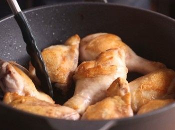 step1: 首先將雞肉表面煎到金黃後起鍋備用。