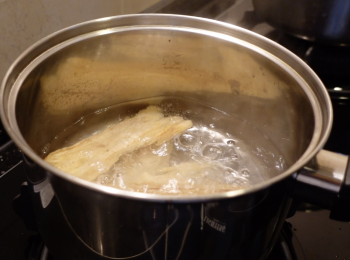 step3: 鱷魚肉和豬尾骨洗淨，汆水