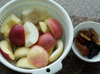 step1: 洗淨三棗，把紅棗核去除；洗淨蘋果和梨，切塊，去心