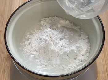 step1: 準備粉漿：馬蹄粉、粘米粉加200毫升水，攪拌均勻