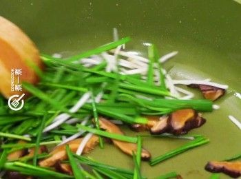 step6: 原鑊爆香冬菇，再下韭菜及銀芽炒香
Stry fry mushroom until fragrant. Then add in Chinese chive and mung bean sprouts.