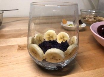 step5: 先將一半的紫色番薯泥鋪底，再用水果片貼在杯身。