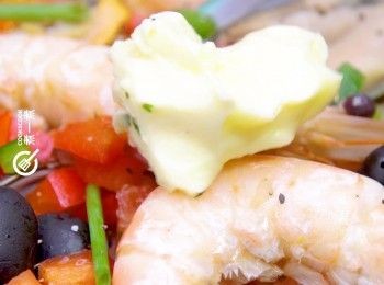 step7: 加鹽調味，下牛油收汁
Season with salt. Add butter.