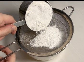 step2: 篩入糯米粉和粟粉。