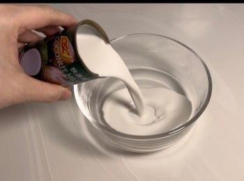 step1: 取出一個碗，倒入椰漿、牛奶和砂糖，攪拌均勻。